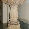 Acquasantiera in pietra romanica del XIII secolo, con appoggio cilindrico finemente lavorato.