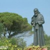 La Statua in memoria di Padre Pio sulla strada per Torre Vado