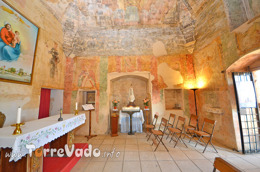 Interno chiesa leuca piccola affreschi